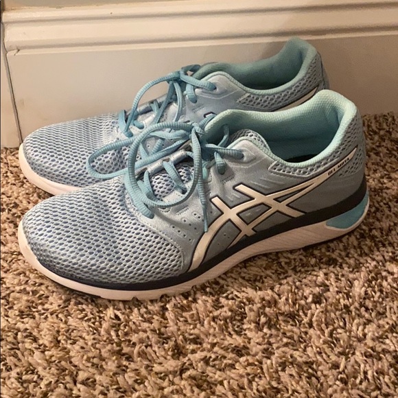 Asics tennis shoes size 8/2 - Picture 1 of 1